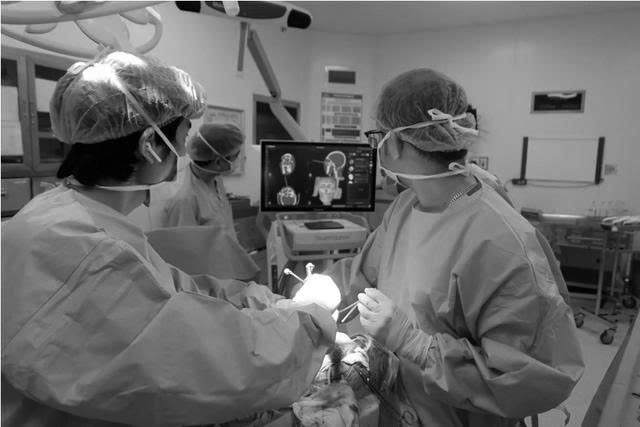 Ứng dụng công nghệ 3D tạo hình hàm mặt và hệ thống định vị thần kinh phẫu thuật thành công cho bệnh nhân u não bị chấn thương hàm mặt.