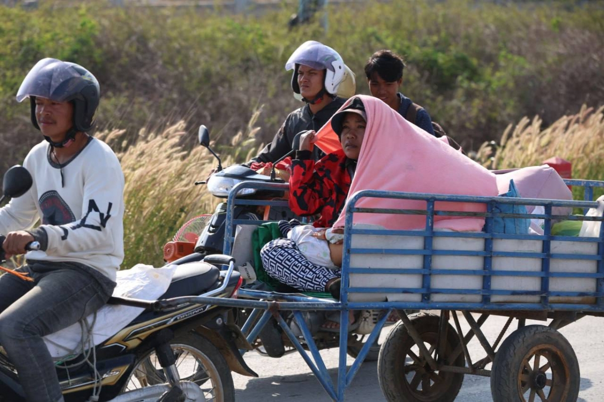 Người dân Campuchia di dời khỏi khu vực xung đột.