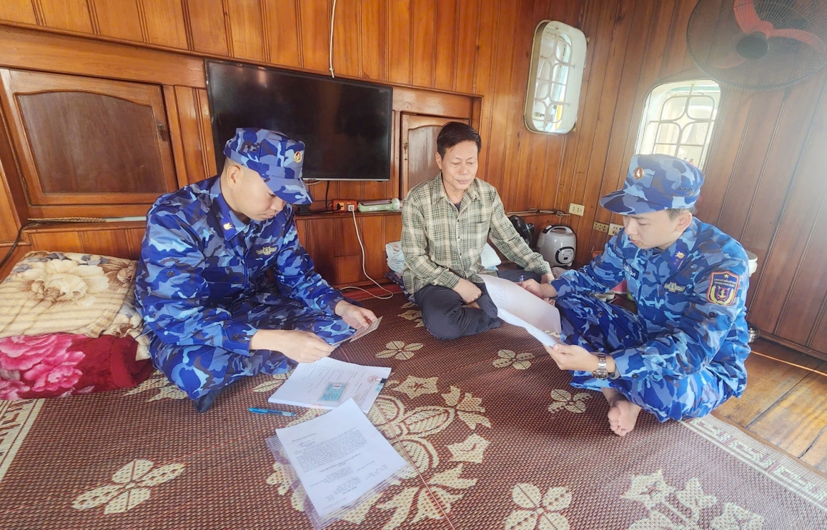 canh sat bien tam giu tau cho 15.000kg dau fo khong ro nguon goc hinh anh 1