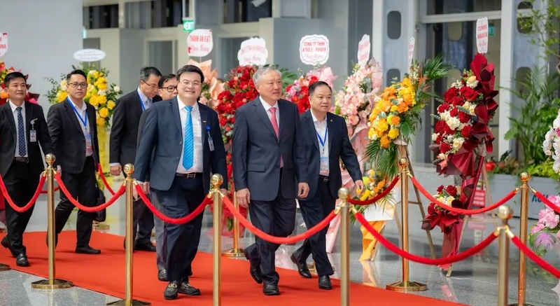 deputy pm nguyen hoa binh inaugurates expanded terminal 2 at noi bai airport picture 1