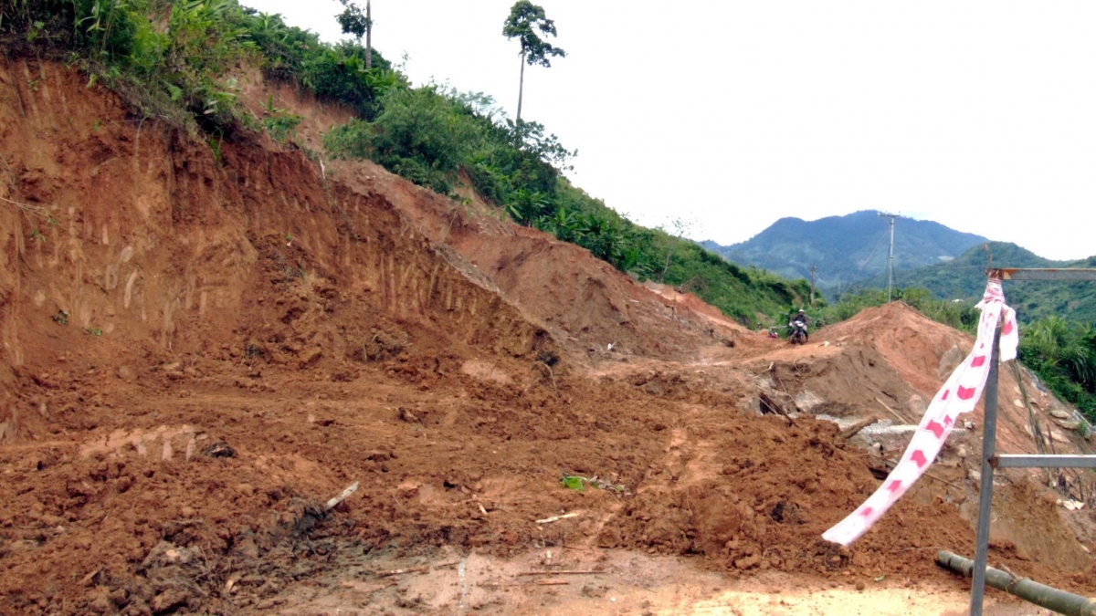 Đà Nẵng: Sạt lở trên tuyến ĐH6 gây ách tắc, ảnh hưởng hơn 800 hộ dân