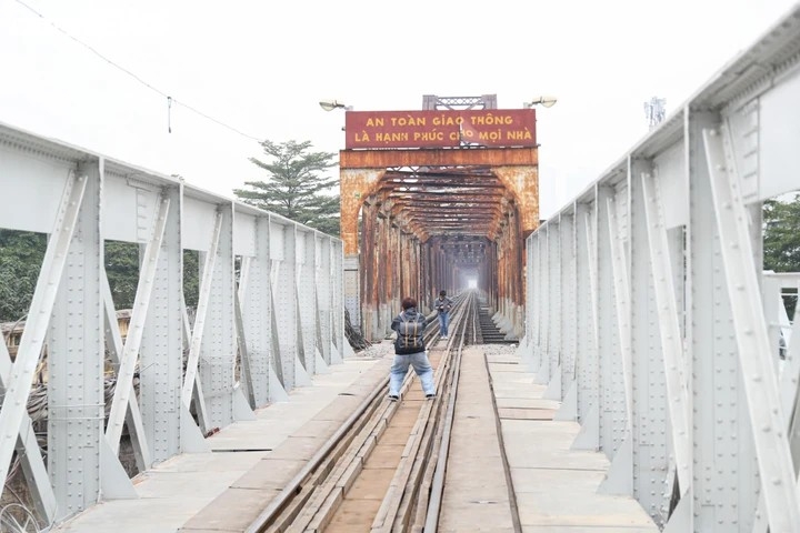 Cầu Long Biên "thay áo mới" sau 2 tháng trùng tu