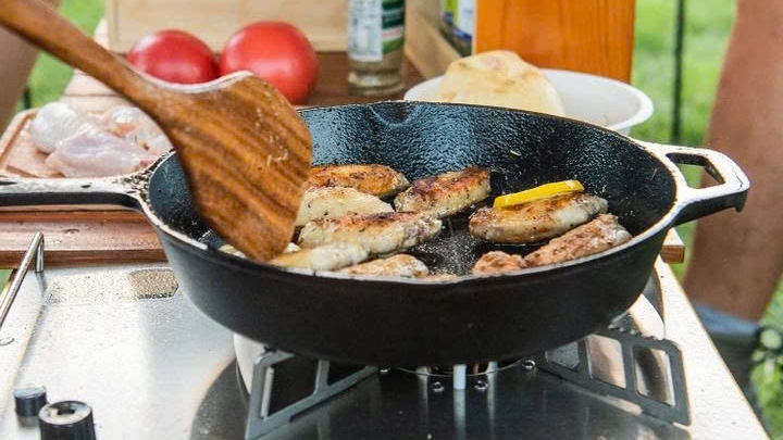 Vì sao không nên nấu đồ chua trong chảo gang?