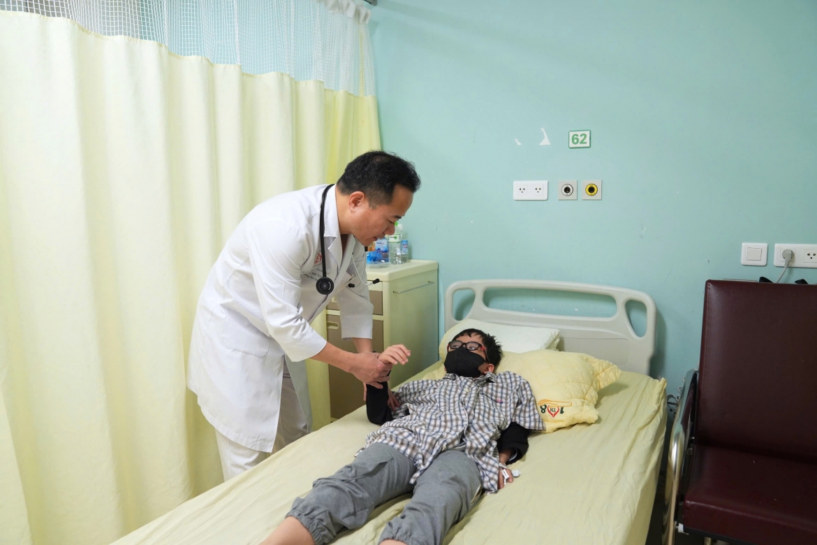 Dot quy o tre nho Dung bo qua dau hieu bat thuong nao hinh anh 2