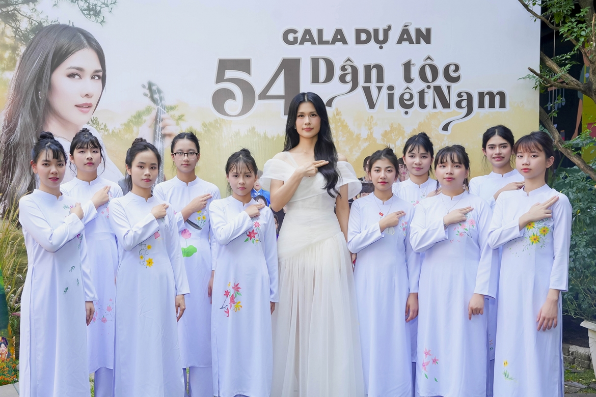 Dieu dac biet phia sau buc tranh hoa sen 54 dan toc vua lap ky luc viet nam hinh anh 1