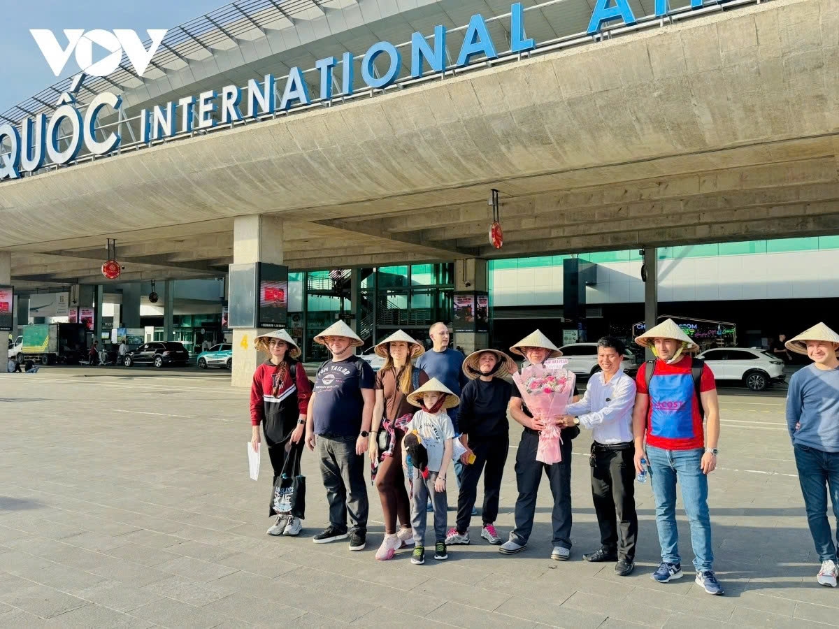 new charter flights bring eastern european tourists to phu quoc picture 1