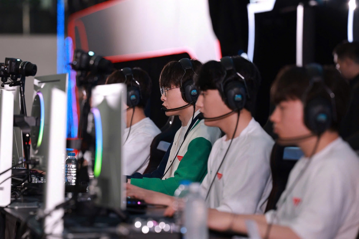 vpbank presents esport festival giay phut bung no khi faker chao bang tieng viet hinh anh 8