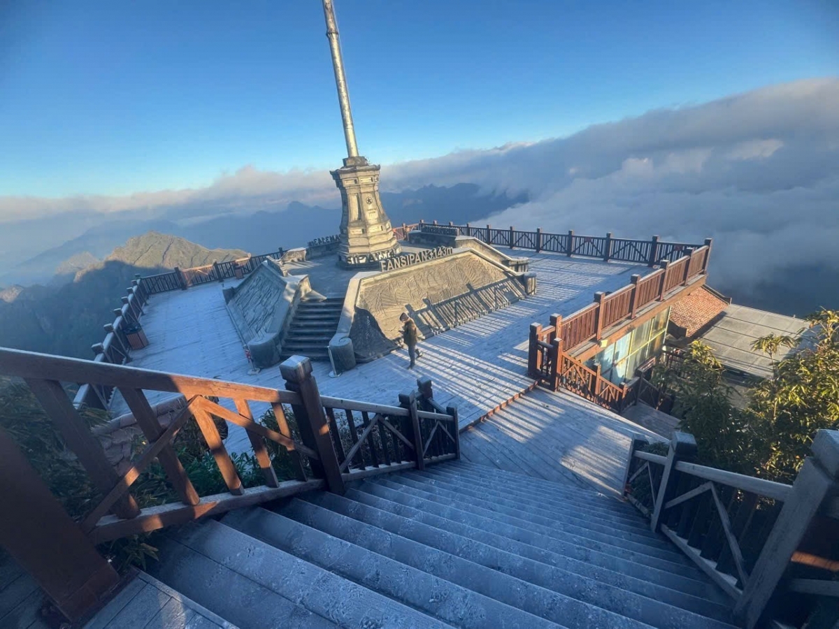 fansipan peak covered in frost as temperatures plunge to 1 c picture 2