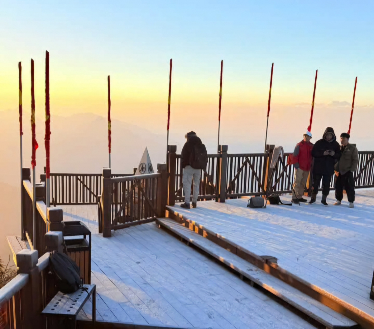 fansipan peak covered in frost as temperatures plunge to 1 c picture 3