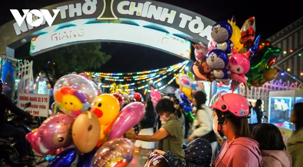 festive christmas atmosphere fills dak lak in vietnam s central highlands picture 3