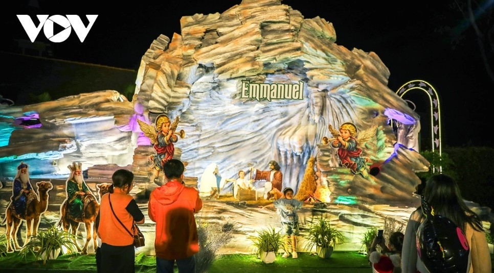 festive christmas atmosphere fills dak lak in vietnam s central highlands picture 4