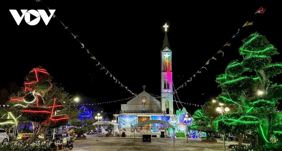 festive christmas atmosphere fills dak lak in vietnam s central highlands picture 6
