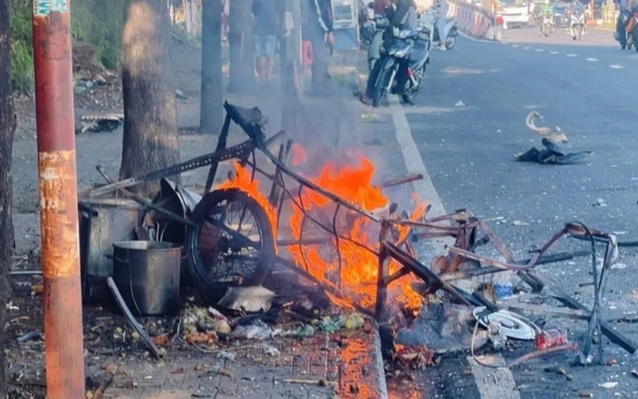 binh gas phat no o gan cau vuot linh xuan, xe bun rieu tan tanh hinh anh 1