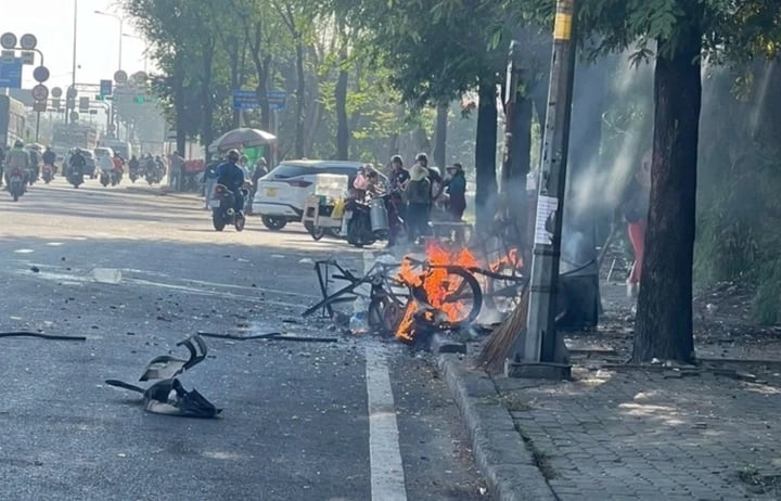 Bình gas phát nổ ở gần cầu vượt Linh Xuân, xe bún riêu tan tành