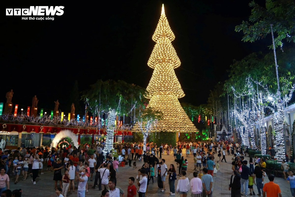 giant christmas tree made from 3,000 conical hats draws crowds picture 1