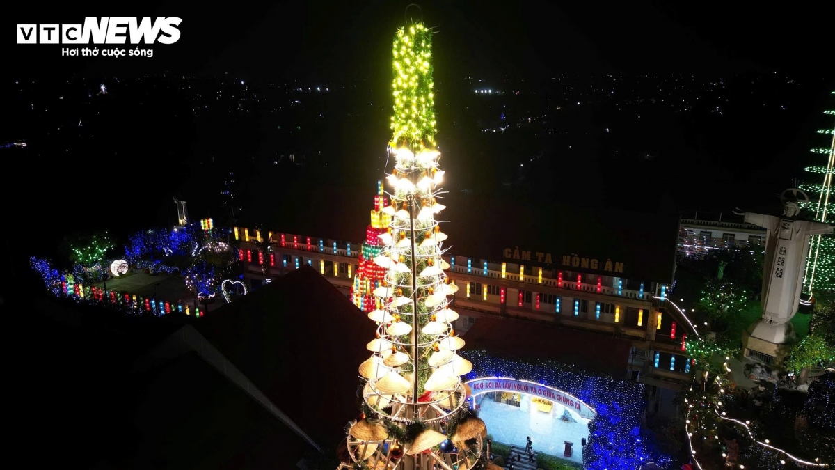 giant christmas tree made from 3,000 conical hats draws crowds picture 10