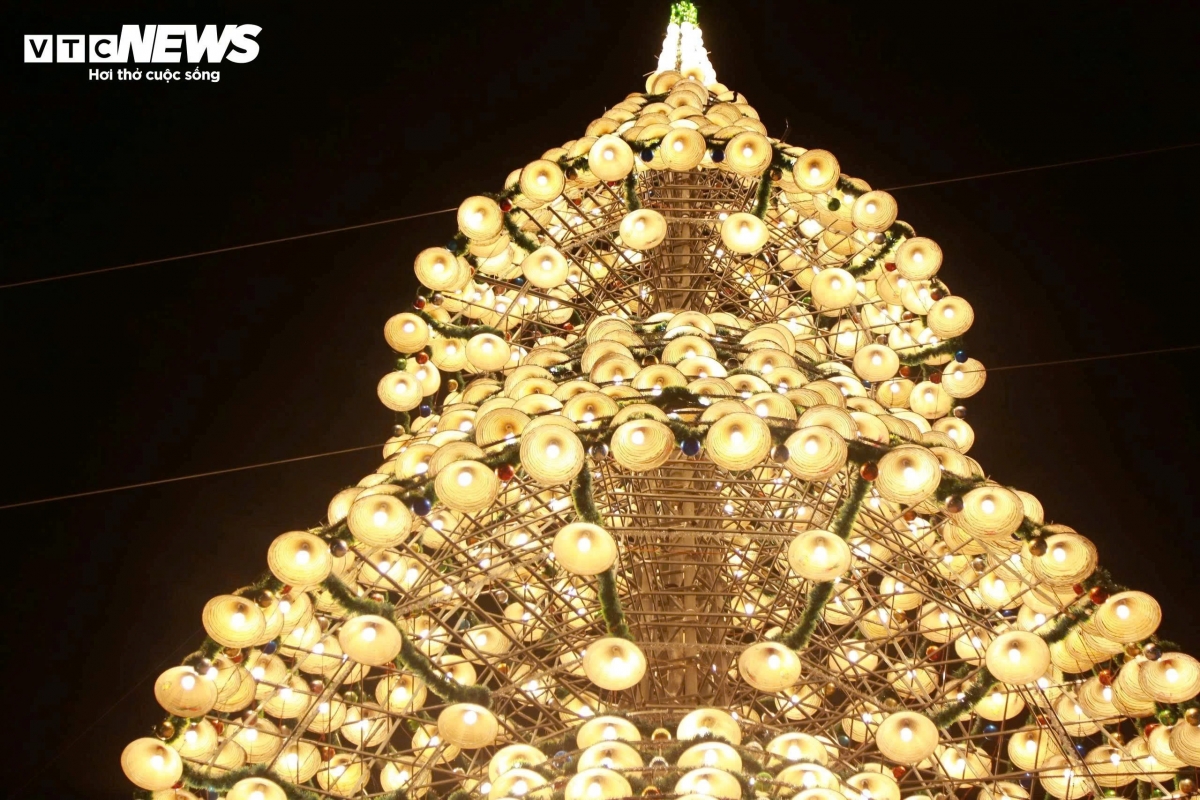 giant christmas tree made from 3,000 conical hats draws crowds picture 2