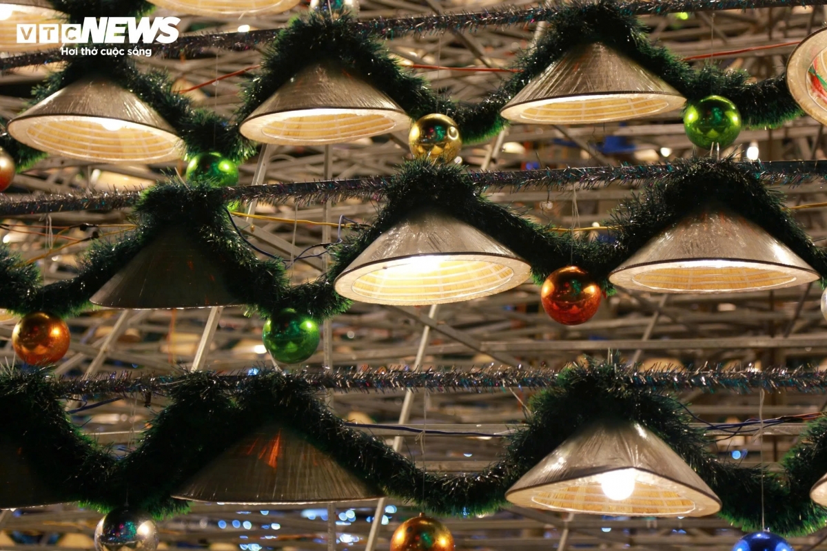 giant christmas tree made from 3,000 conical hats draws crowds picture 3