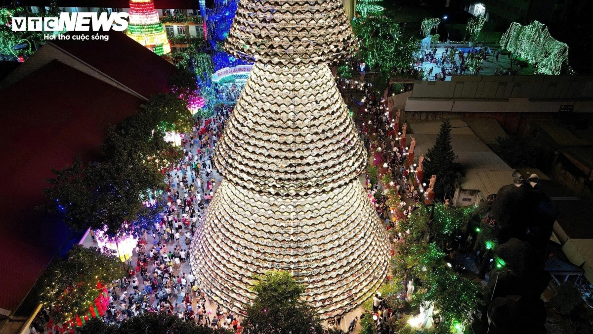 giant christmas tree made from 3,000 conical hats draws crowds picture 4