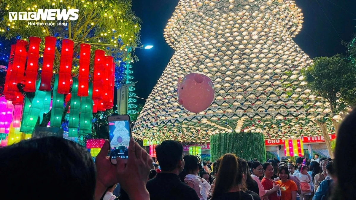 giant christmas tree made from 3,000 conical hats draws crowds picture 5