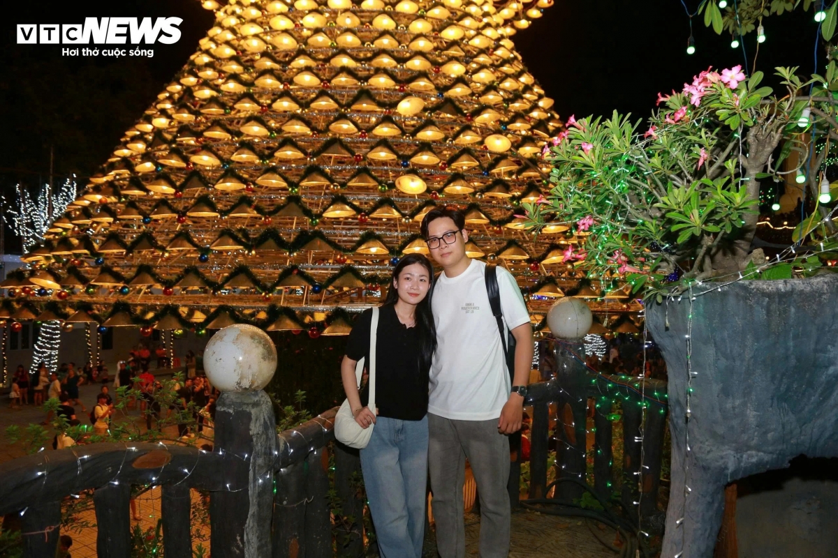 giant christmas tree made from 3,000 conical hats draws crowds picture 6
