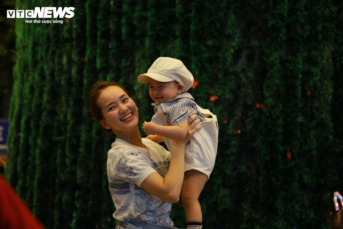 giant christmas tree made from 3,000 conical hats draws crowds picture 7