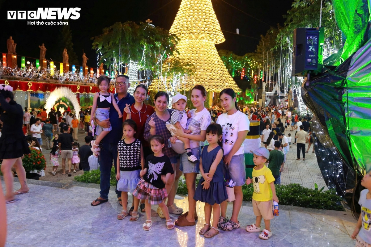 giant christmas tree made from 3,000 conical hats draws crowds picture 8