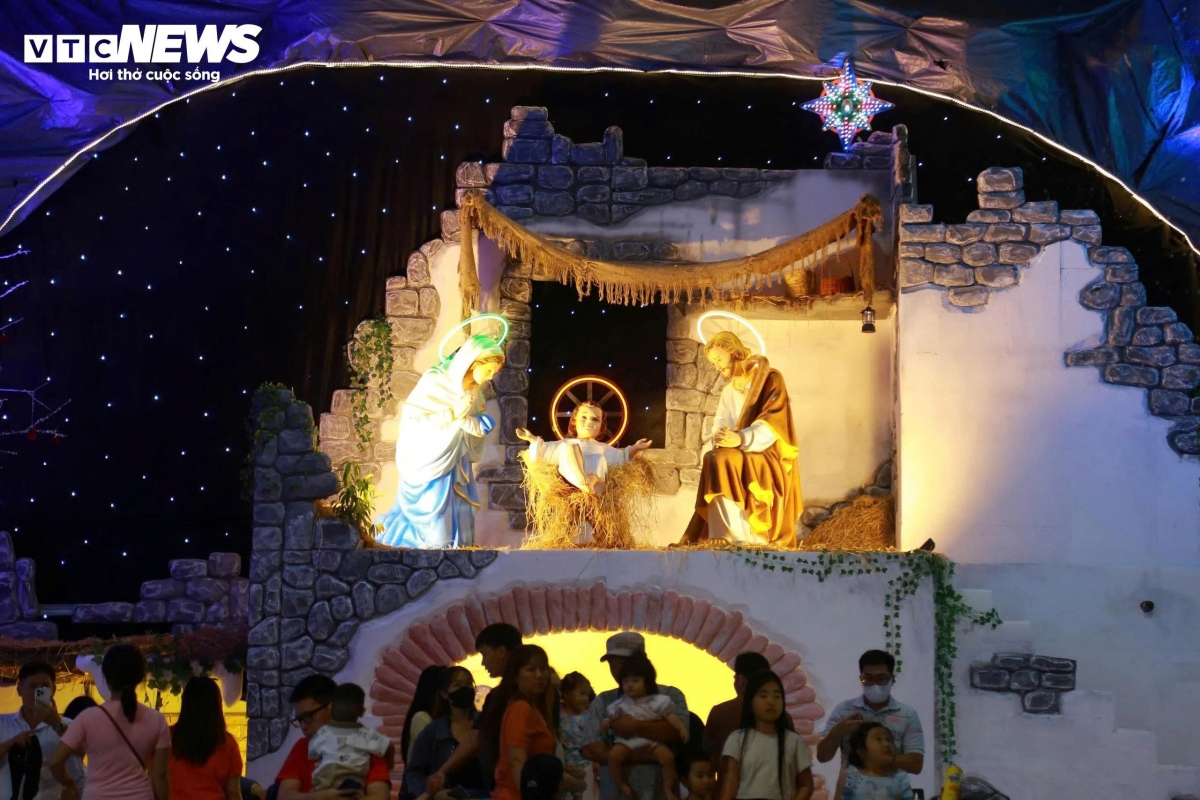 giant christmas tree made from 3,000 conical hats draws crowds picture 9