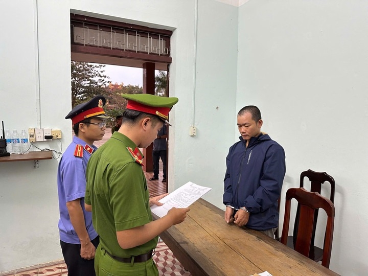 Vợ đòi ly hôn, chồng cầm dao chém rồi uống thuốc trừ sâu tự tử