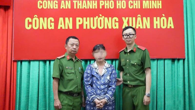 nguoi giup viec trom vang cua chu nha, giau trong bon ve sinh hinh anh 1