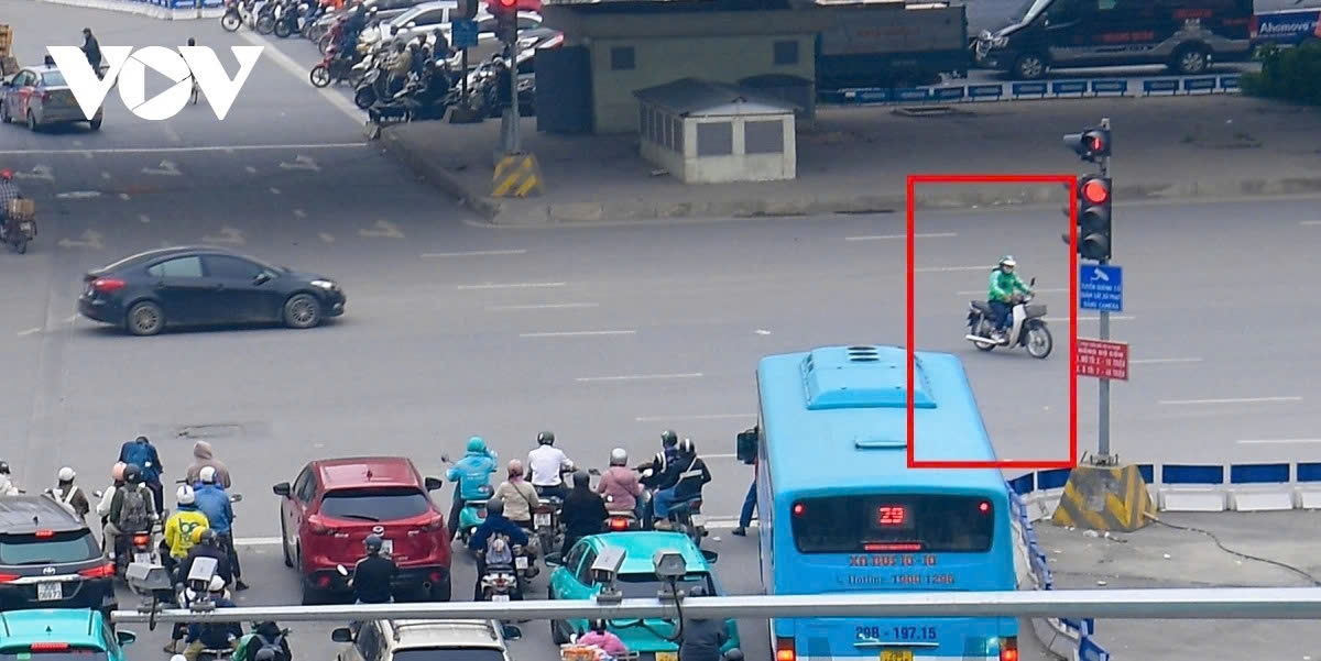 running red lights, lane violations become rare after ai cameras go live in hanoi picture 11