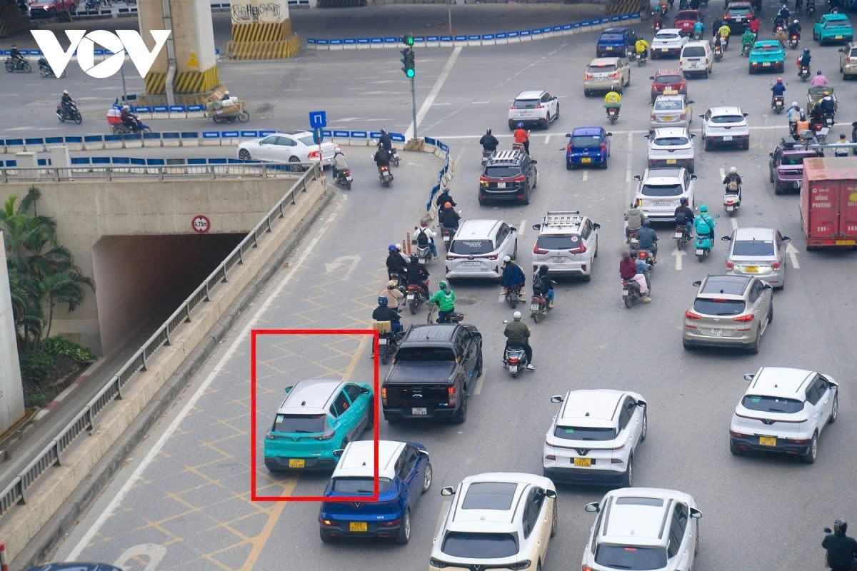 running red lights, lane violations become rare after ai cameras go live in hanoi picture 12