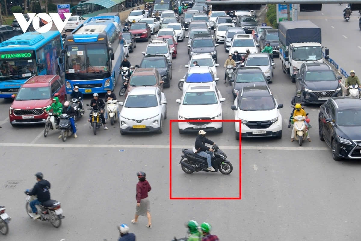 running red lights, lane violations become rare after ai cameras go live in hanoi picture 16