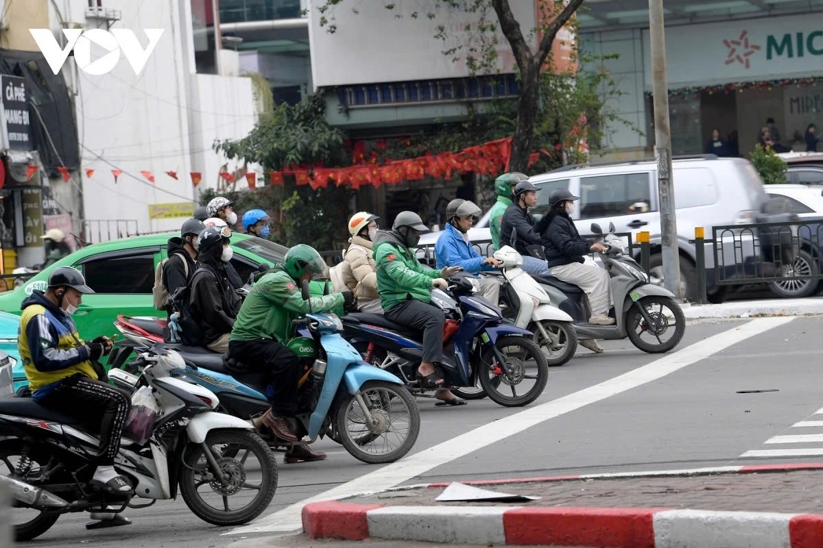 running red lights, lane violations become rare after ai cameras go live in hanoi picture 2