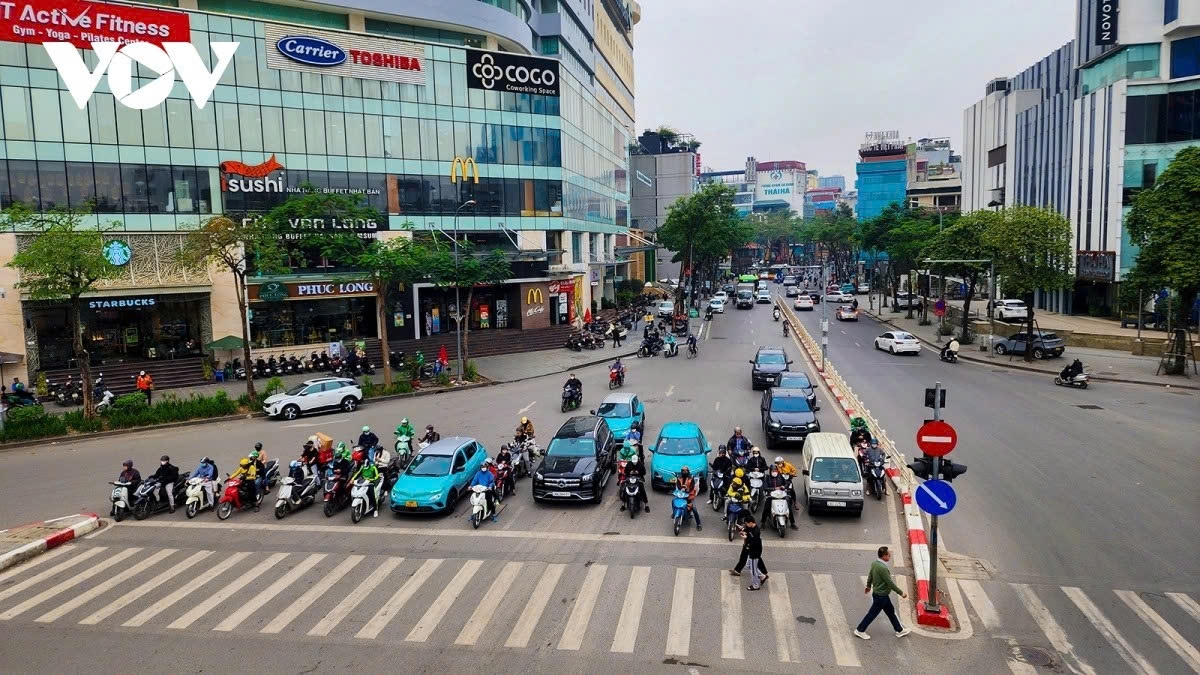 running red lights, lane violations become rare after ai cameras go live in hanoi picture 3