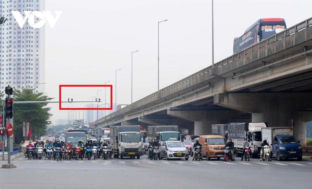running red lights, lane violations become rare after ai cameras go live in hanoi picture 4
