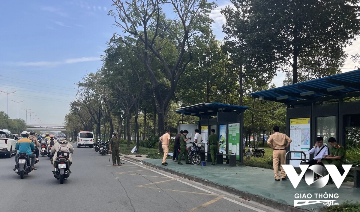 Phát hiện nam thanh niên tử vong cạnh nhà chờ xe buýt ở TP.HCM