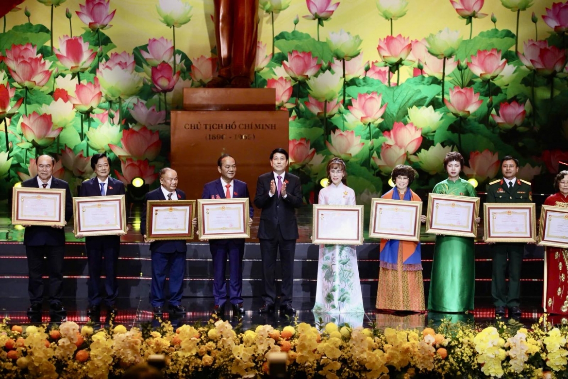tien si nguyen thi phuong thao nhan danh hieu anh hung lao dong hinh anh 2