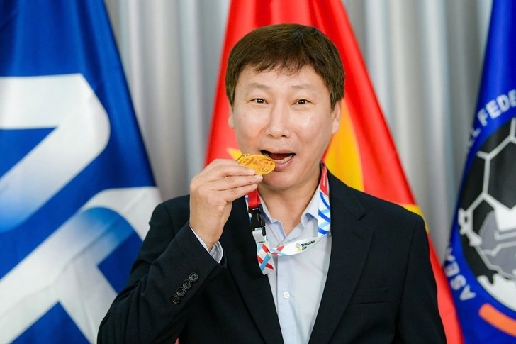 tuoi tre newspaper, pnj present kim sang sik with 24k gold medal picture 2