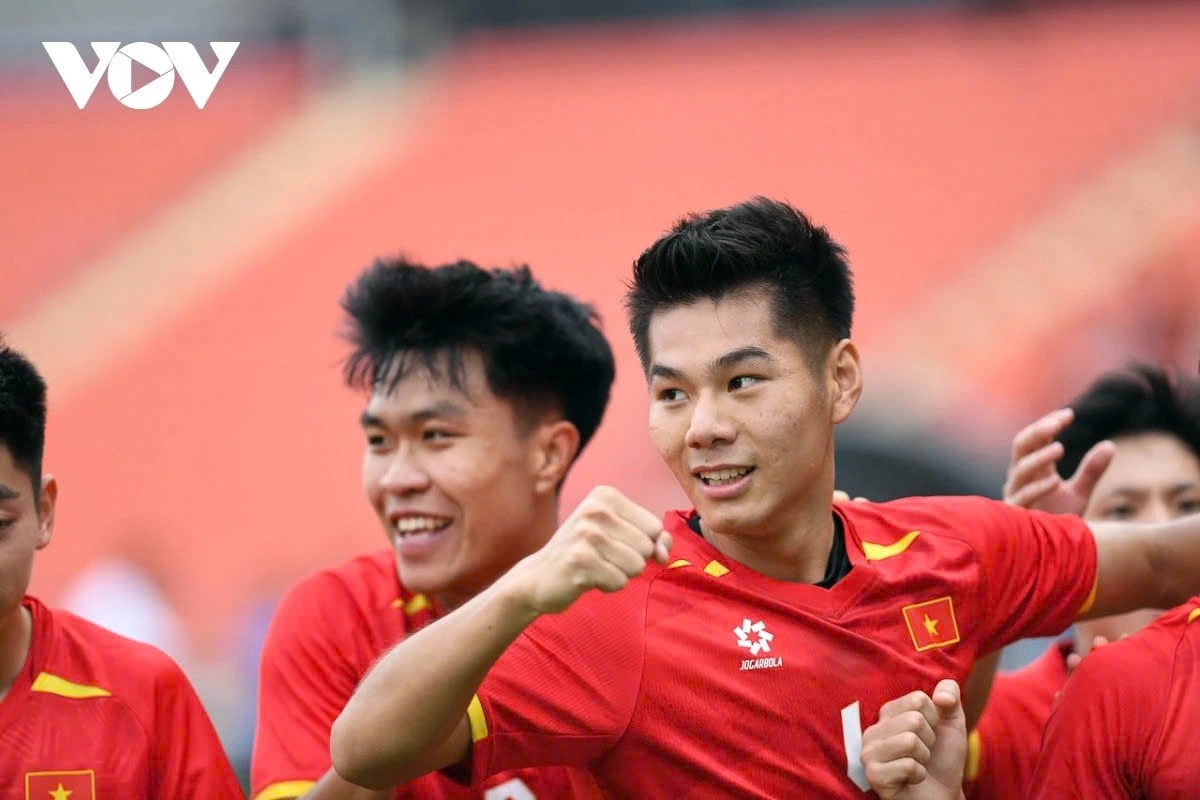 vietnam secure sea games semifinal spot with convincing win over malaysia picture 1