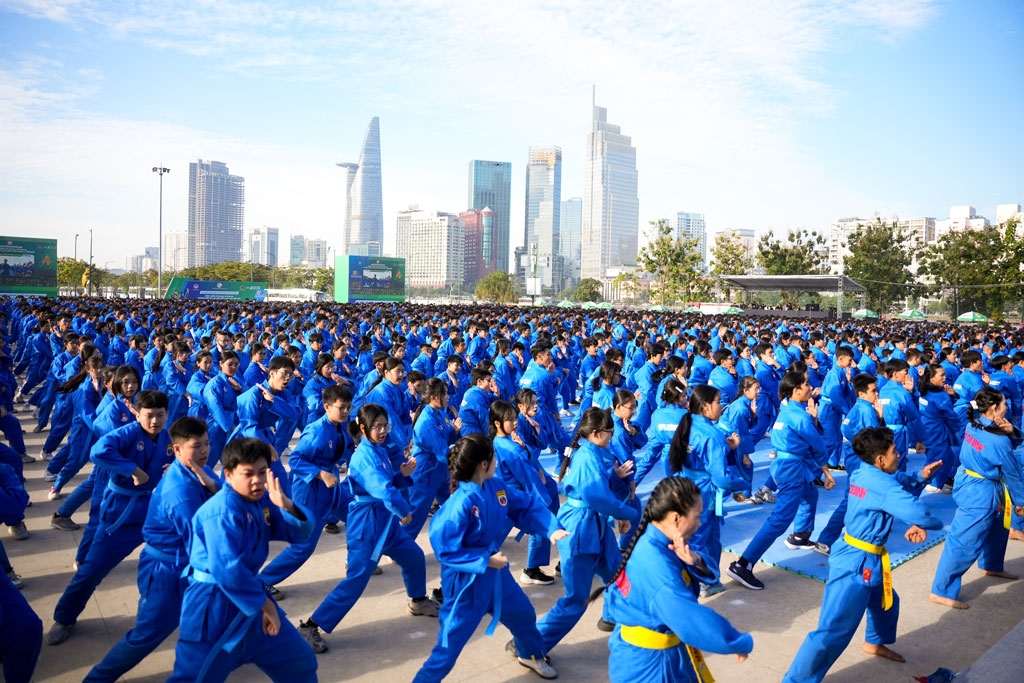 60.000 hoc sinh tao ky luc kep viet nam va the gioi voi vo nhac vovinam hinh anh 4