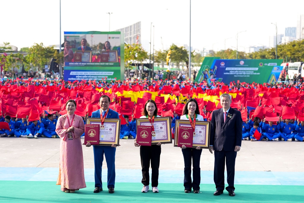 60.000 hoc sinh tao ky luc kep viet nam va the gioi voi vo nhac vovinam hinh anh 9