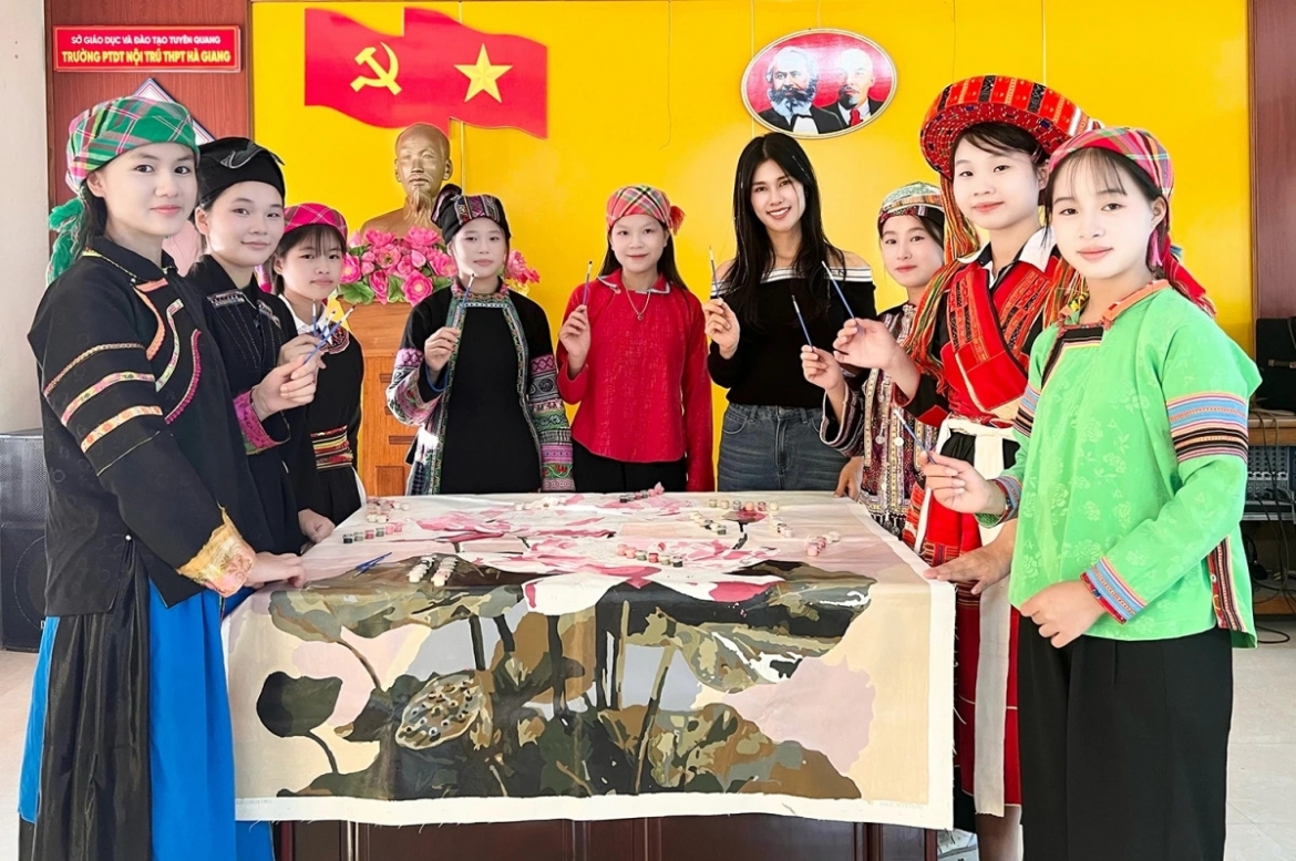 Dieu dac biet phia sau buc tranh hoa sen 54 dan toc vua lap ky luc viet nam hinh anh 3
