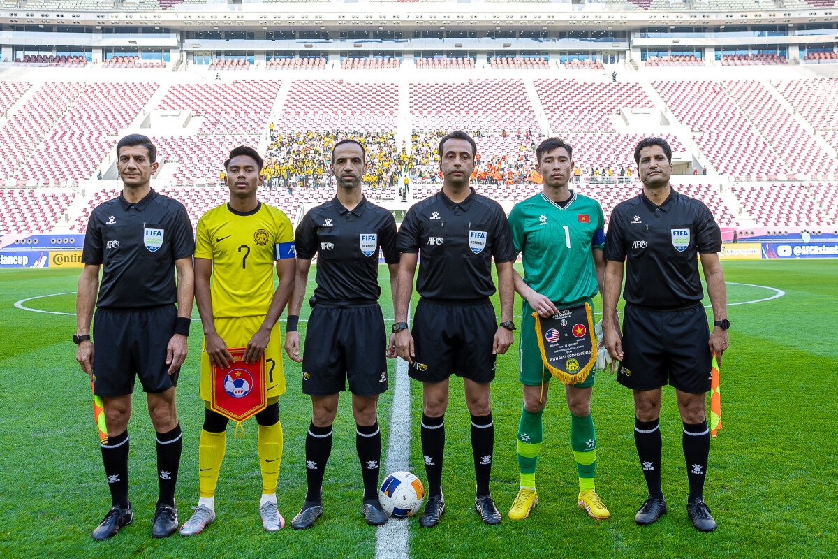Ông Mooud Bonyadifard (thứ ba từ phải sang) trong trận U23 Việt Nam gặp U23 Malaysia năm 2024.