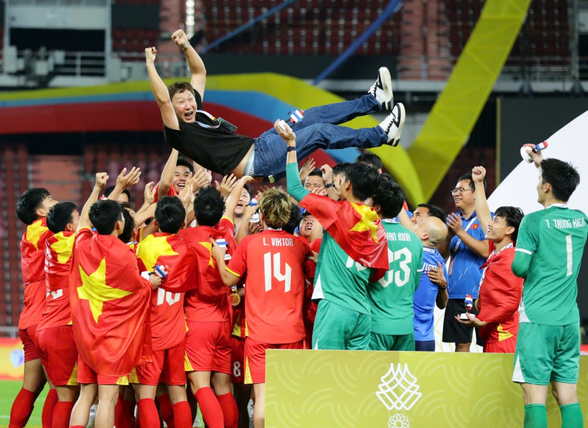 chu tich vff len tieng ve hop dong cua hlv kim sang sik hinh anh 1