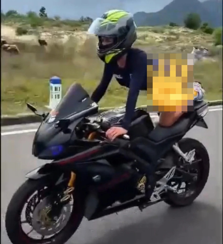 Xem xét xử lý người phụ nữ Nga nằm trên yên lái mô tô phân khối lớn