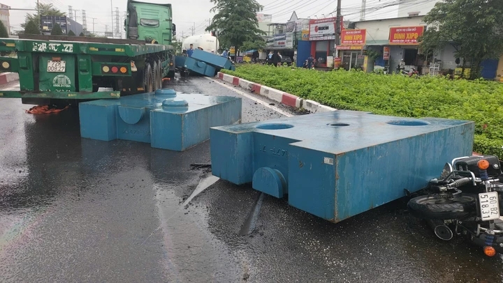 4 khoi sat roi khoi xe container, trung nguoi di xe may o tp.hcm hinh anh 1