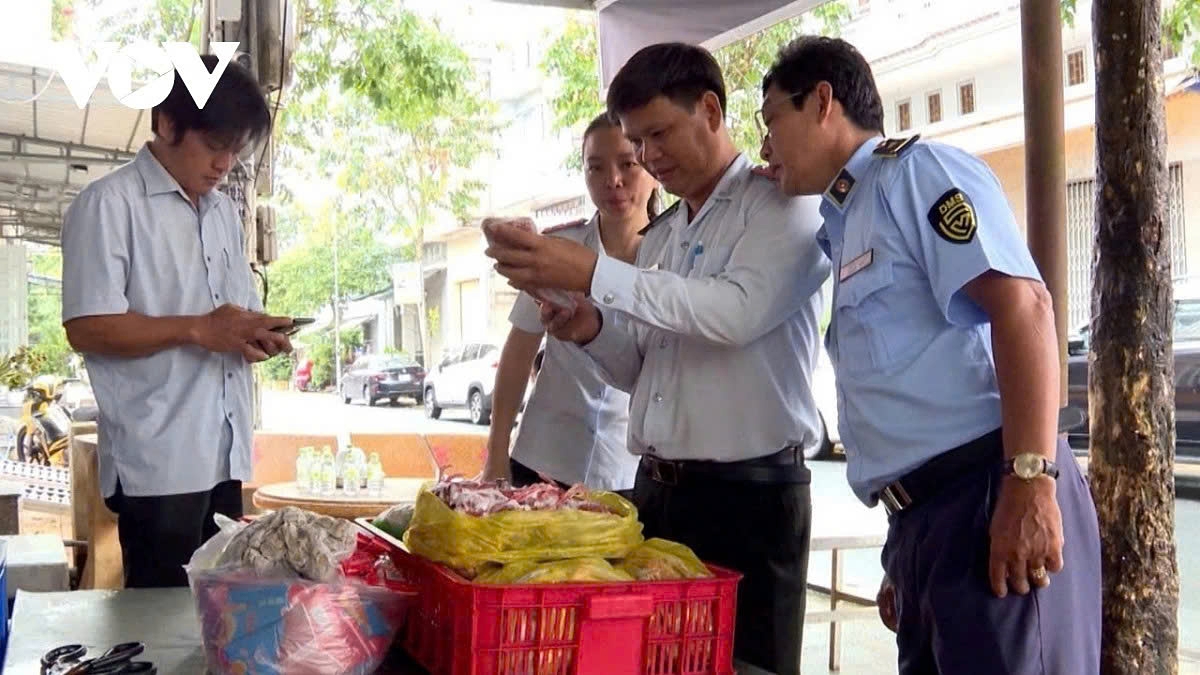 vietnam intensifies anti-smuggling drive as year-end shopping demand surges picture 2