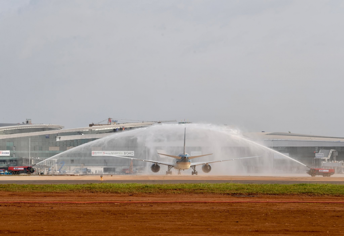 Nghi thức chào đón chuyến bay hàng không dân dụng đầu tiên do Vietnam Airlines thực hiện đã hạ cánh thành công xuống Sân bay Long Thành.