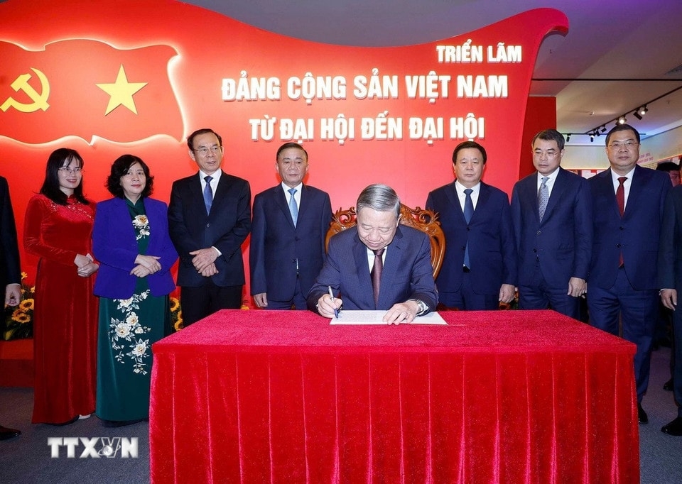 tong bi thu lan toa gia tri lich su Dang, huong toi Dai hoi xiv hinh anh 2